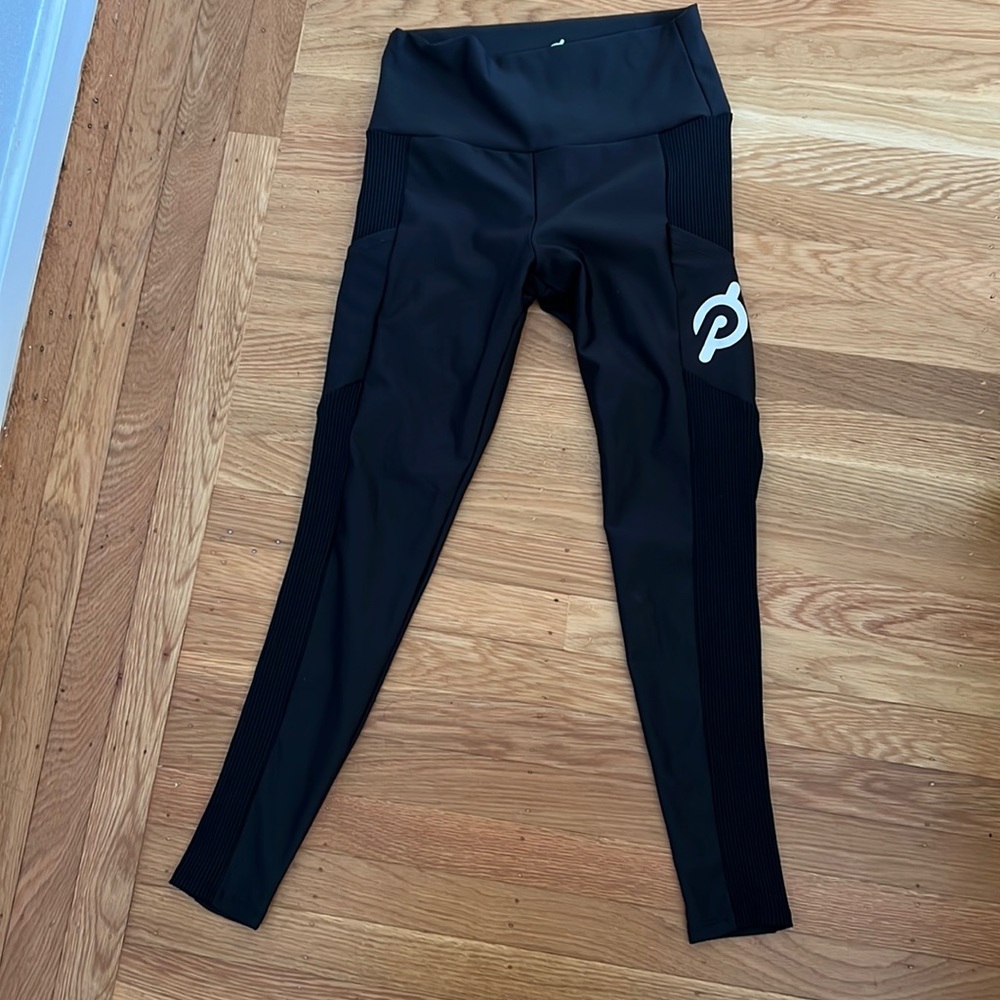 Like new Peloton rib pocket leggings in black